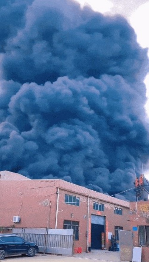 黑煙蔽日！東莞大火再敲警鐘，誰(shuí)為安全生產(chǎn)漏洞買(mǎi)單